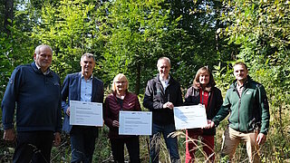 Die Parlamentarische Staatssekretärin im Bundesumweltministerium, Dr. Bettina Hoffmann, übergibt die jährlichen Zuwendungsbescheide im Rahmen des Förderprogramms "Klimaangepasstes Waldmanagement" an die hessische Stadt Waldeck, den Landkreis Waldeck-Frankenberg und die Waldeckische Landesstiftung im Kloster Schaaken.